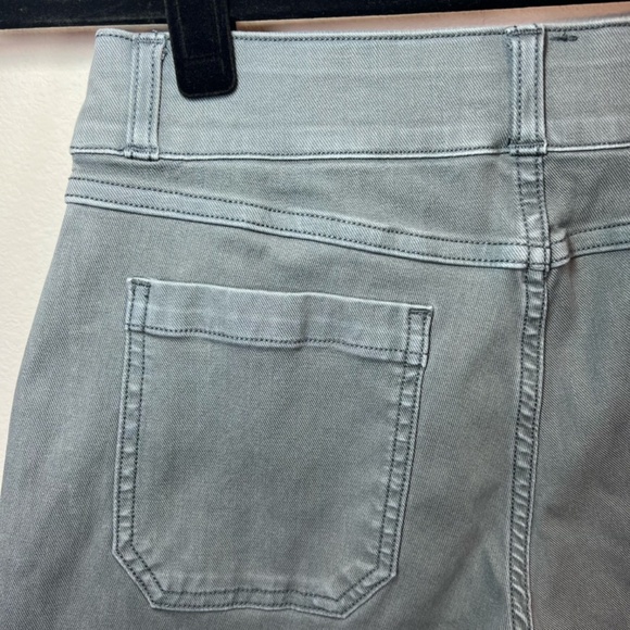 Spanx Stretch Twill 6" Shorts Hazy Gray Pull On Pockets Shaping Mid Rise Size XS - Picture 9 of 11